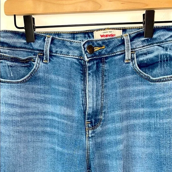 Wrangler Women's High-Rise Rodeo Straight Leg Crop Jean - Picture 3 of 16